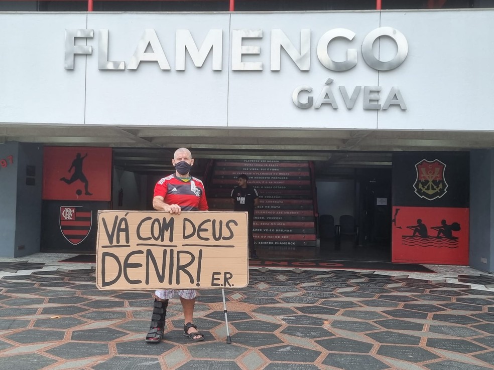 torcedor levou cartaz para o velório do Denir — Foto: Thiago Lima/ge