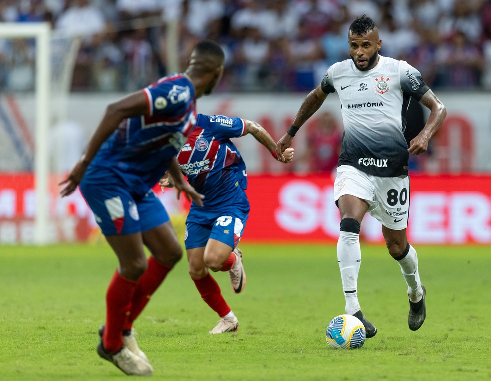 Alex Santana em ação pelo Corinthians contra o Bahia