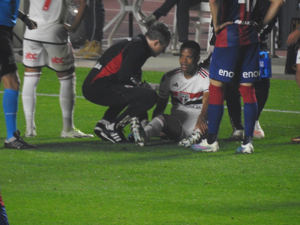 Caio Paulista, do São Paulo, sente dor na coxa — Foto: Eduardo Rodrigues