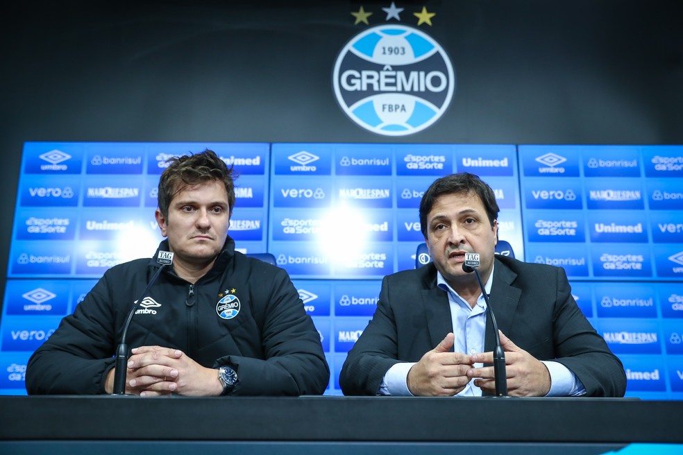 Vice de futebol, Antônio Brum, e o presidente do Grêmio, Alberto Guerra — Foto: Lucas Uebel/Grêmio