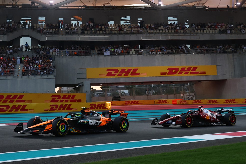 Norris e Leclerc disputam posição em Abu Dhabi — Foto: Zak Mauger/LAT Images