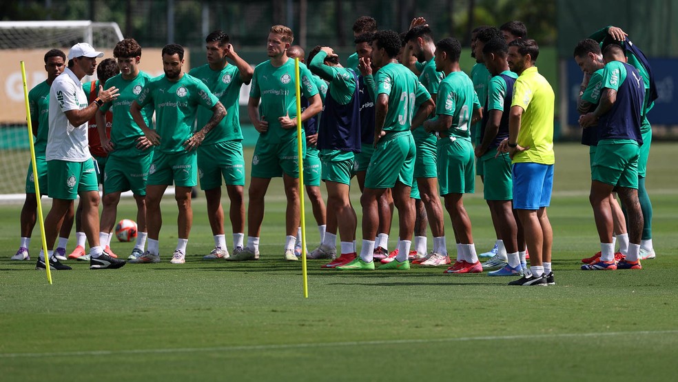 Abel Ferreira conversa com elenco do Palmeiras antes de treino na Academia de Futebol — Foto: Cesar Greco