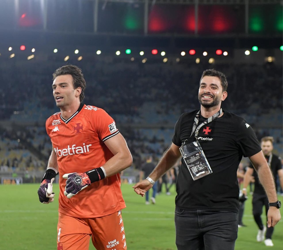 Leandro Amorim, ex-coordenador do Player Care do Vasco, ao lado de Léo Jardim — Foto: Matheus Lima / CRVG