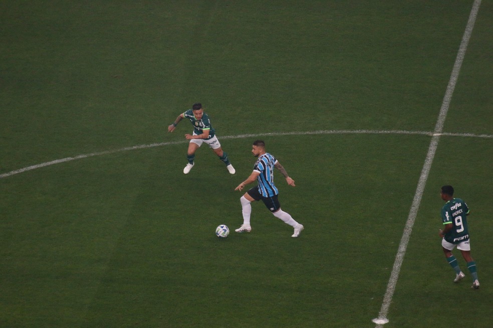Caetano com a bola nos pés durante o jogo contra o Grêmio