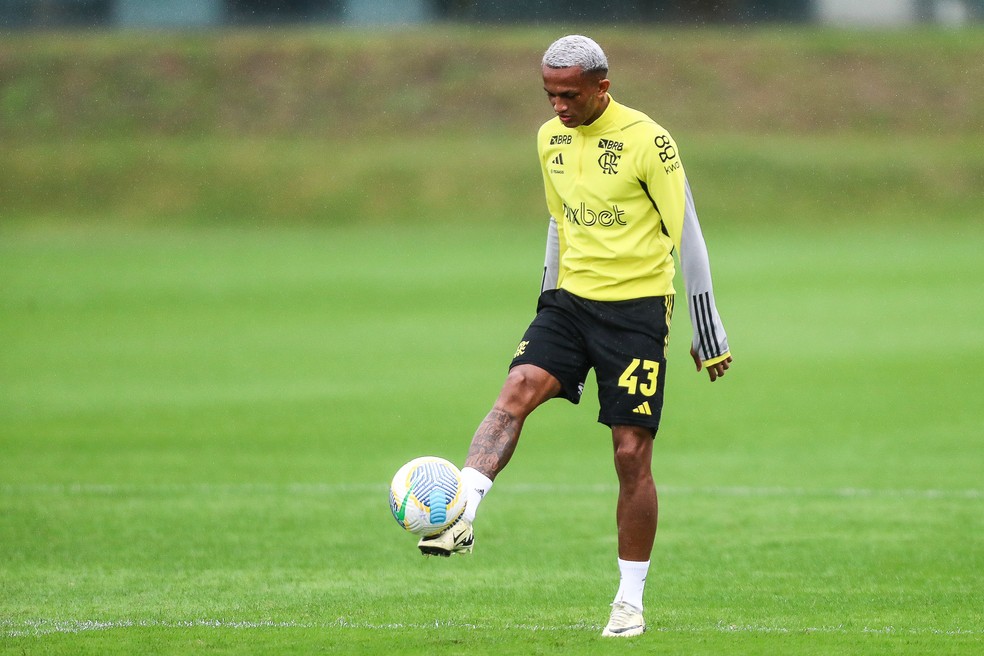 Wesley treina no Ninho do Urubu — Foto: Gilvan de Souza/Flamengo