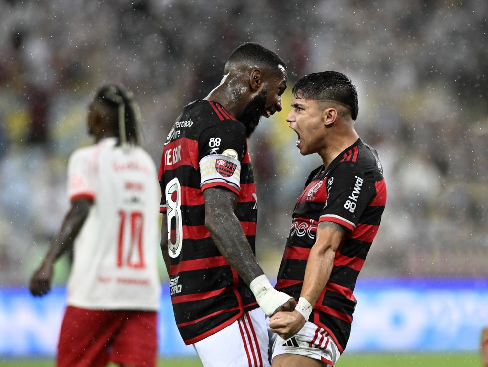 Gerson e Luiz Araújo comemoram em Flamengo x Bragantino — Foto: André Durão