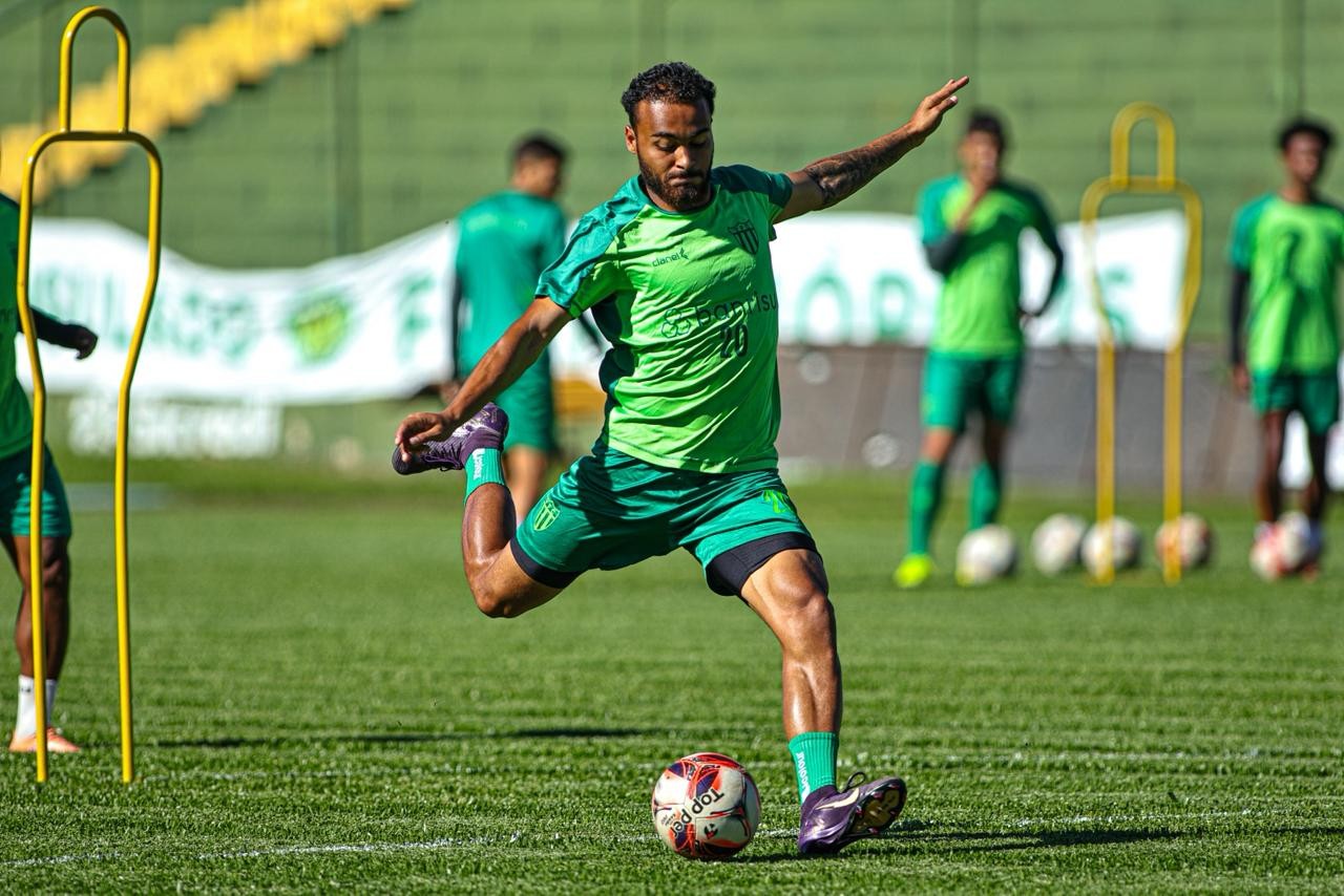CRB encaminha a contratação do meia Estevão, ex-Internacional