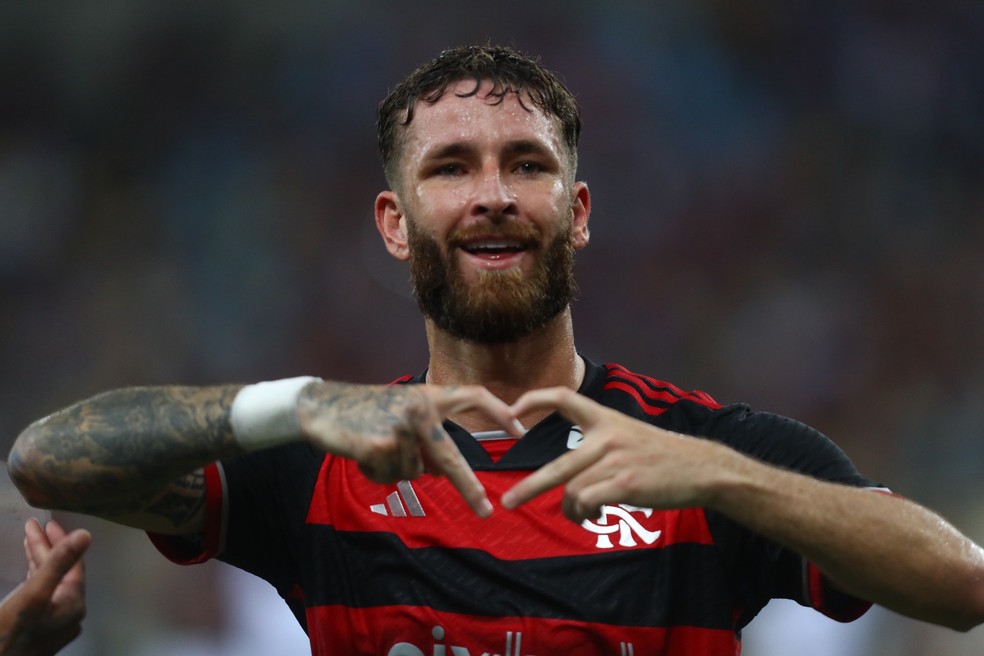 Léo Pereira comemora um gol pelo Flamengo fazendo coração — Foto: Gilvan de Souza / CRF