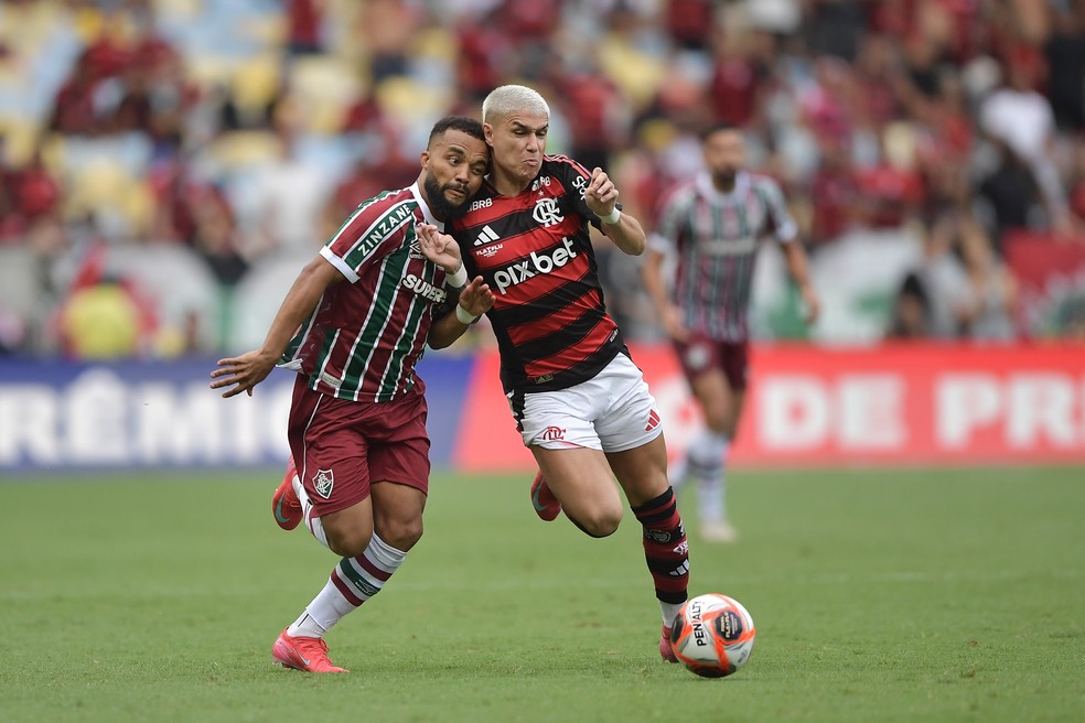 Luiz Araújo em disputa com Samuel Xavier - Flamengo x Fluminense — Foto: Thiago Ribeiro/AGIF