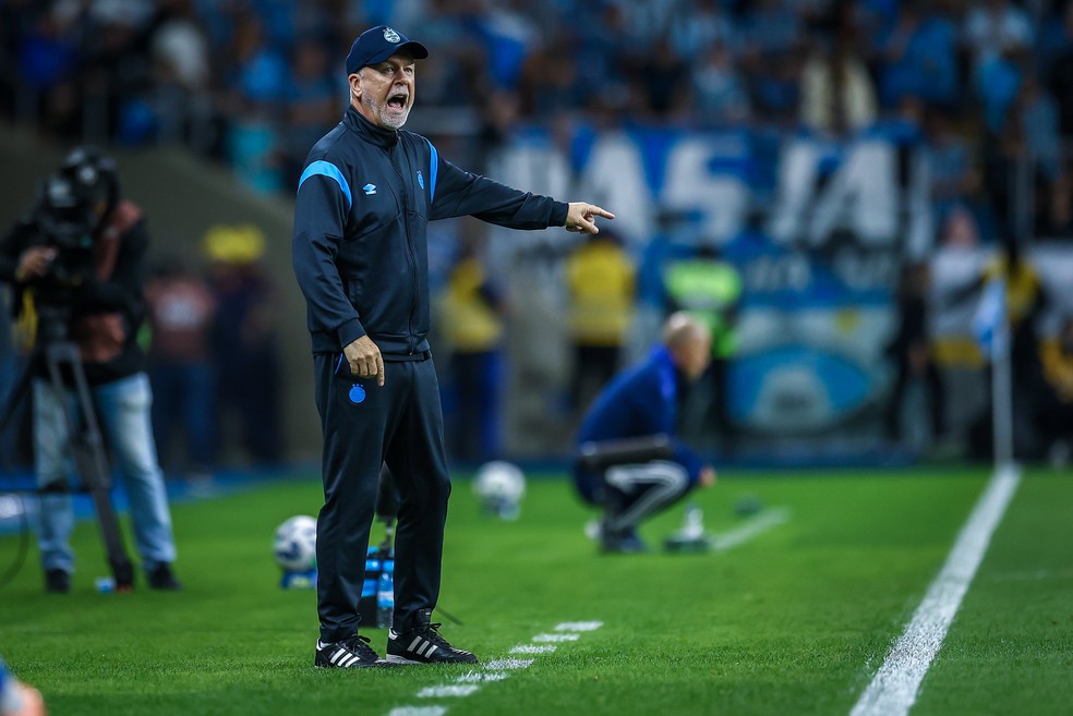 Técnico Mano Menezes em Grêmio x Cruzeiro — Foto: Lucas Uebel/Grêmio