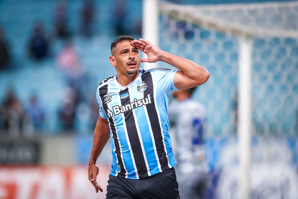 Diego Souza comemorando gol pelo Grêmio contra o CSA — Foto: Lucas Uebel/Divulgação/Grêmio