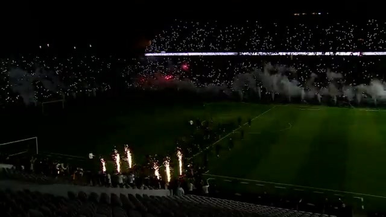 Com show de luzes e fogos, torcida recepciona o Corinthians em treino aberto na Arena