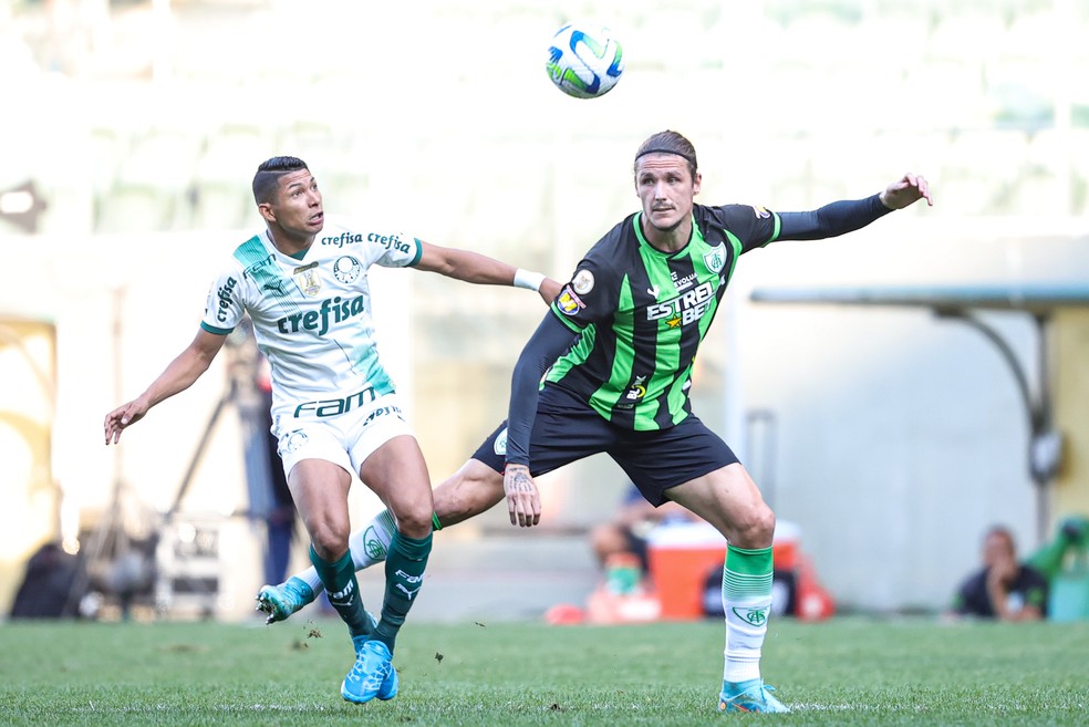 Iago Maidana, do América-MG, disputa a bola com Rony, do Palmeiras — Foto: Gilson Lobo/AGIF