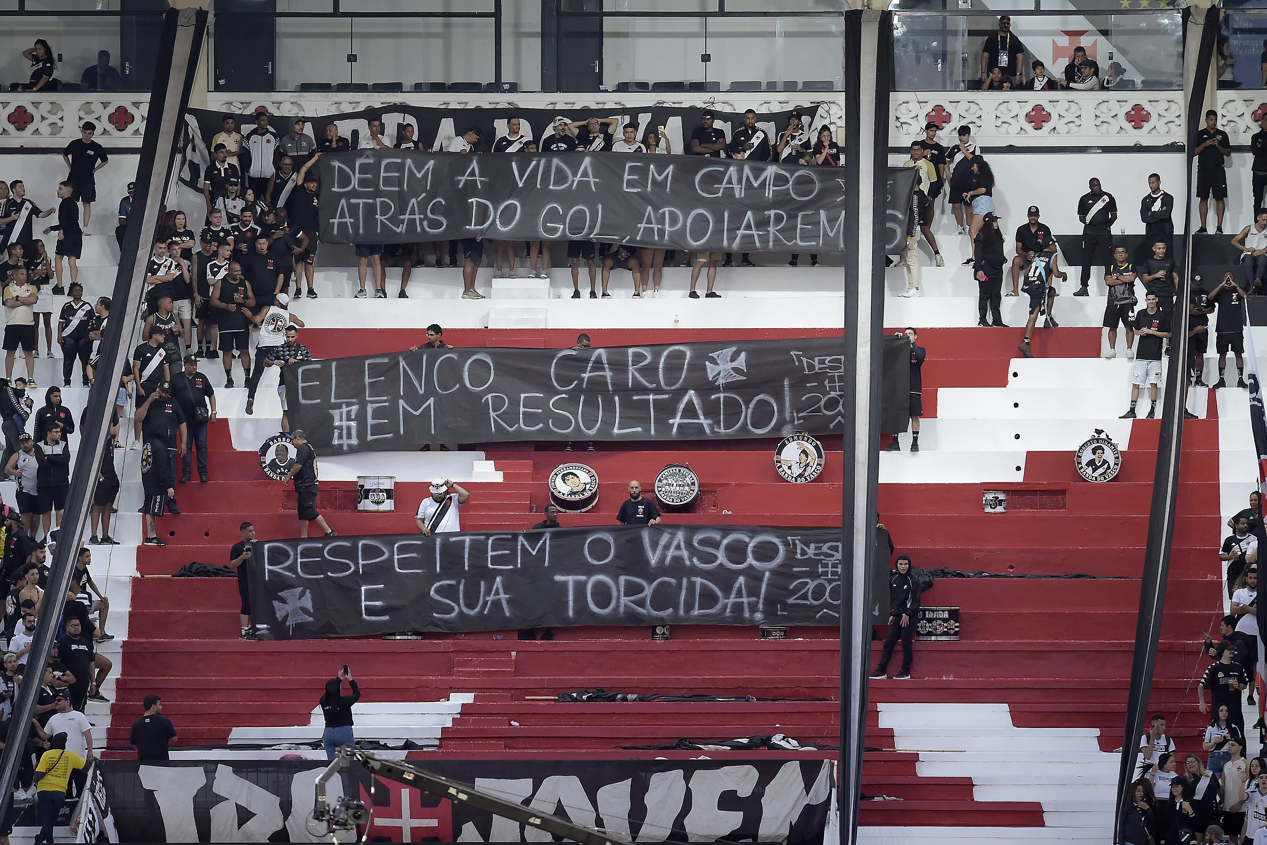 Faixas de protesto, vaias a João Victor e 