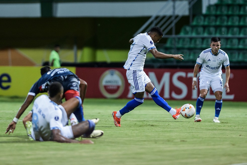 Arthur Gomes e Barreal pelo Cruzeiro — Foto: Gustavo Aleixo