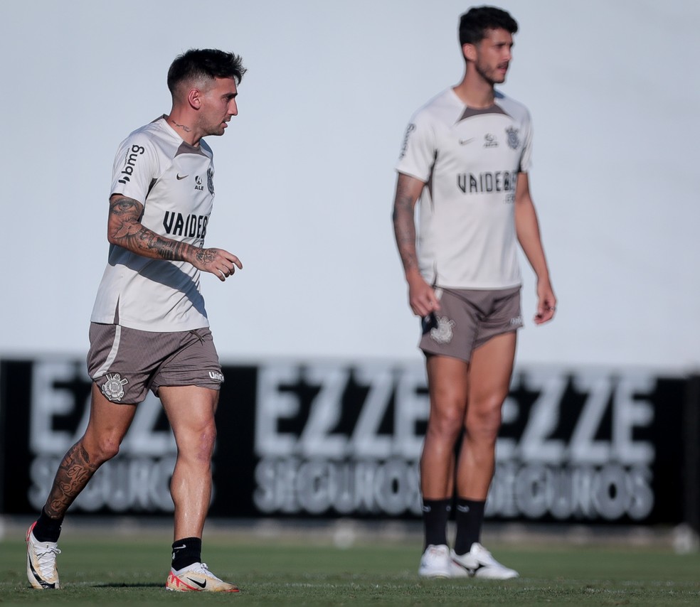 Gustavo Mosquito e Gustavo Henrique em ação no treino do Corinthians — Foto: Rodrigo Coca/Ag. Corinthians