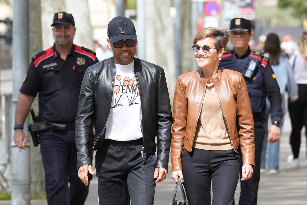 Daniel Alves e advogada Inés Guardiola, em visita ao Tribunal de Barcelona, no último dia 5 de abril — Foto: Alejandro García/EFE