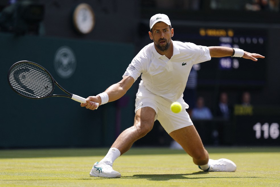 Djokovic em ação pela 3ª rodada de Wimbledon — Foto: Reuters