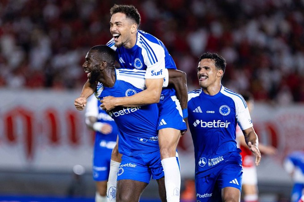 Eduardo comemora com Bolasie pelo Cruzeiro