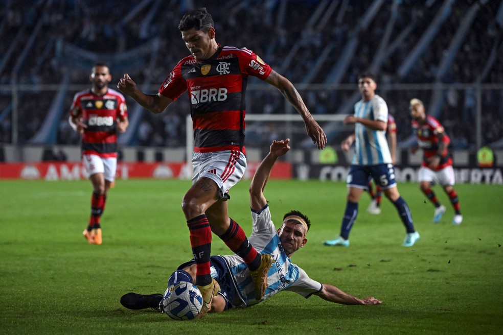 Análise: Flamengo reprime amor à bola pedido por Sampaoli, leva
