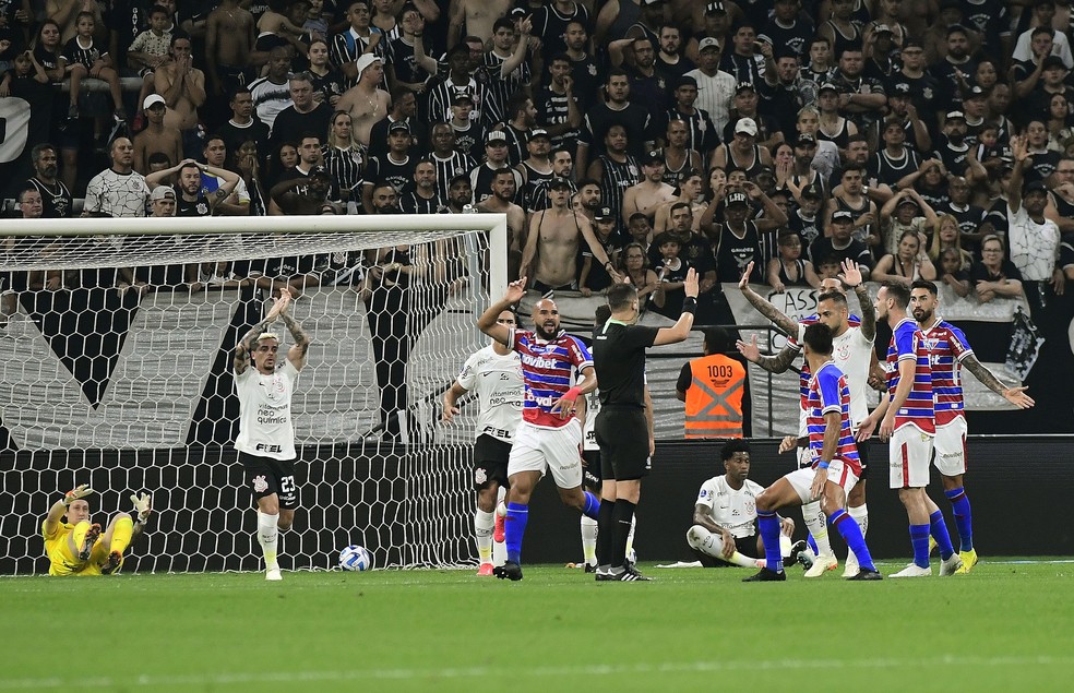 Zé Welison comemora gol marcado pelo Fortaleza contra o Corinthians — Foto: Marcos Ribolli