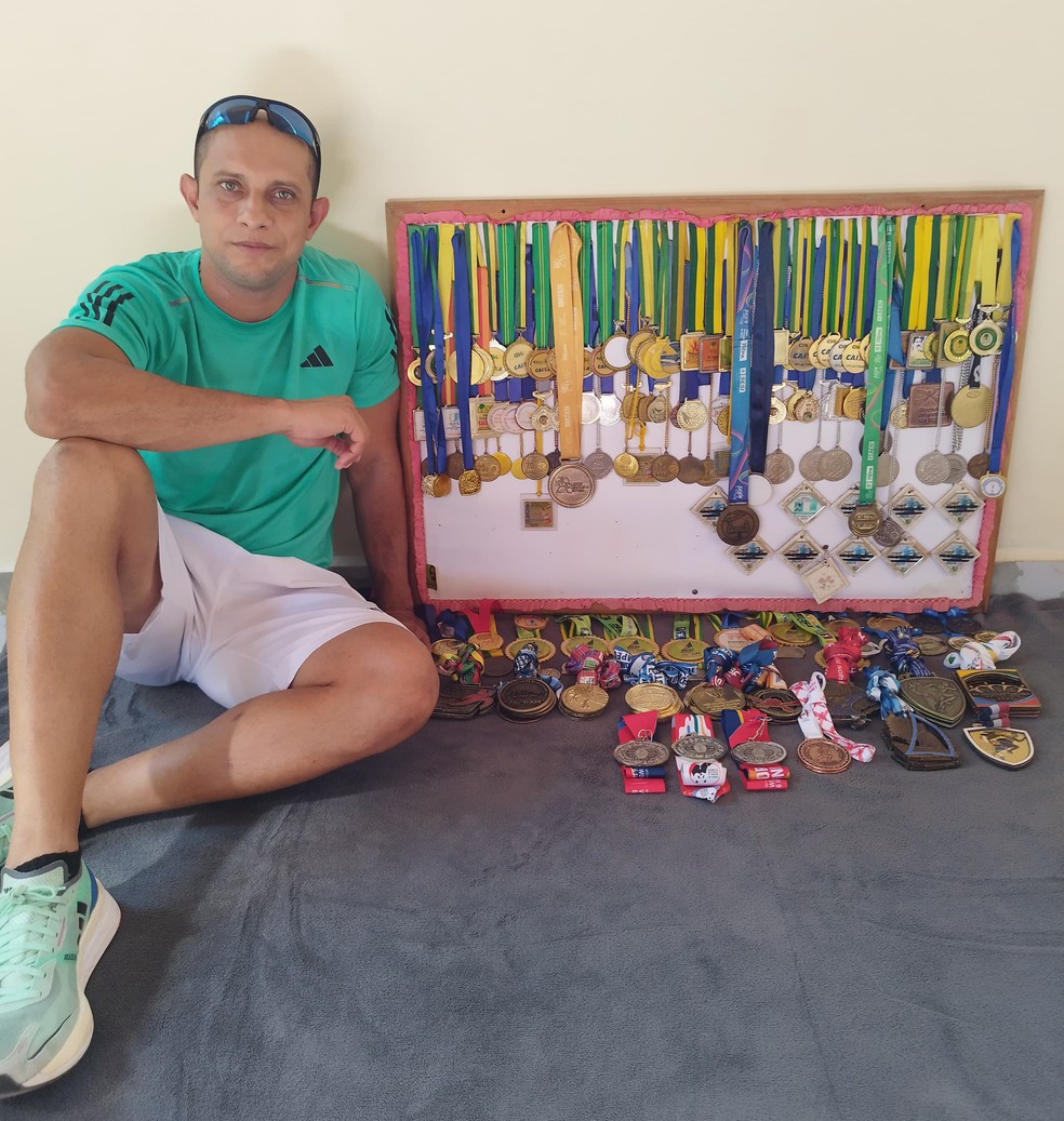 Juriel Maia, atleta acreano ao lado da coleção de medalhas — Foto: Arquivo pessoal/Juriel Maia