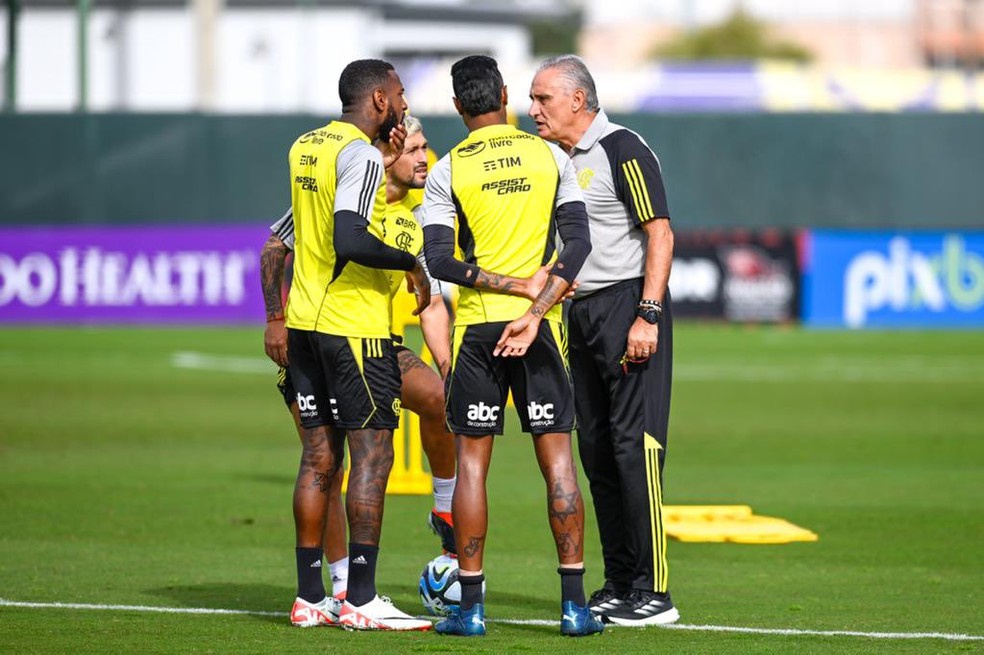 Tite conversa com Gerson, Arrascaeta e Bruno Henrique em treino do Flamengo — Foto: Marcelo Cortes / CRF
