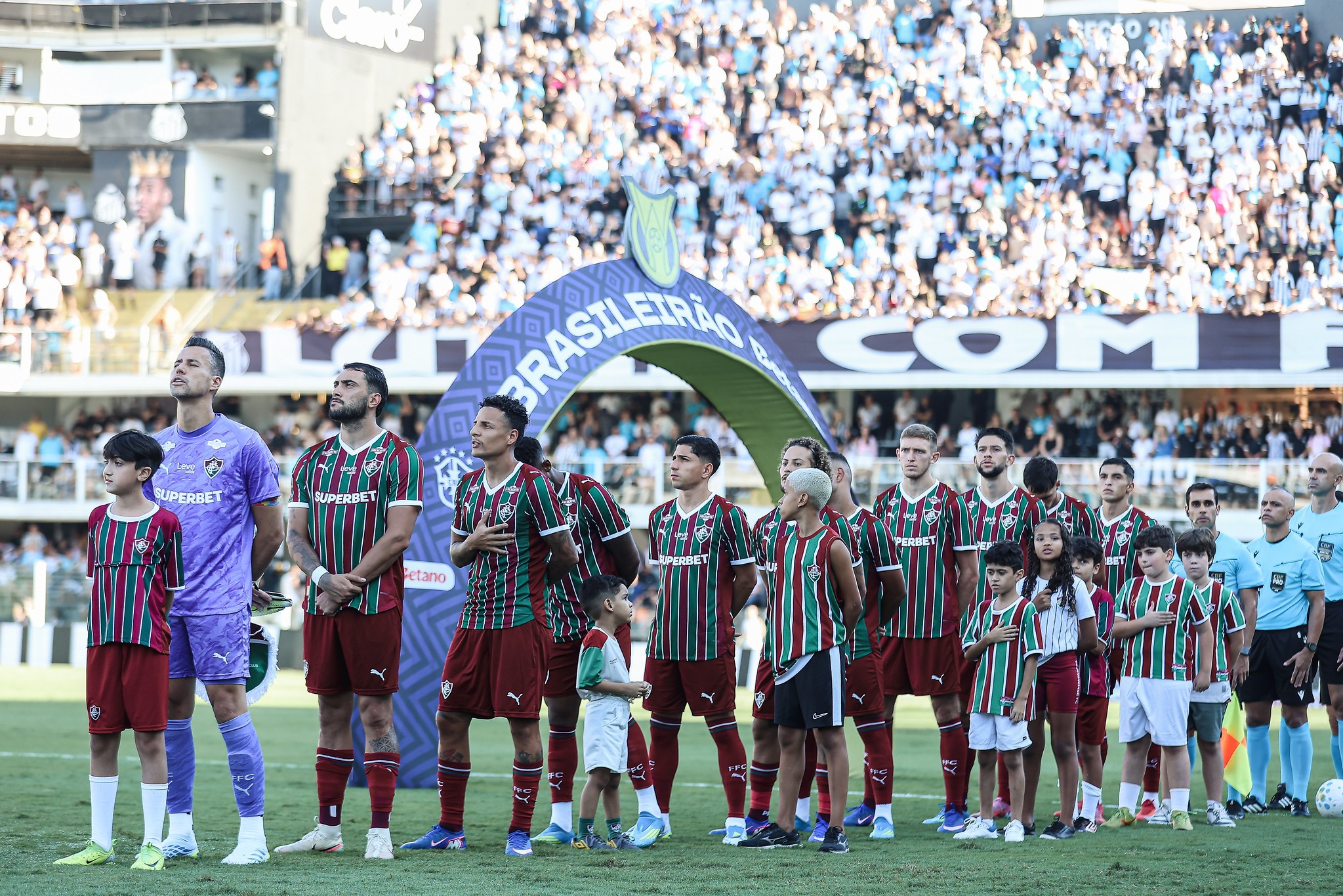 Guga e Savarino brilham na virada do Fluminense sobre o Santos em jogo emocionante