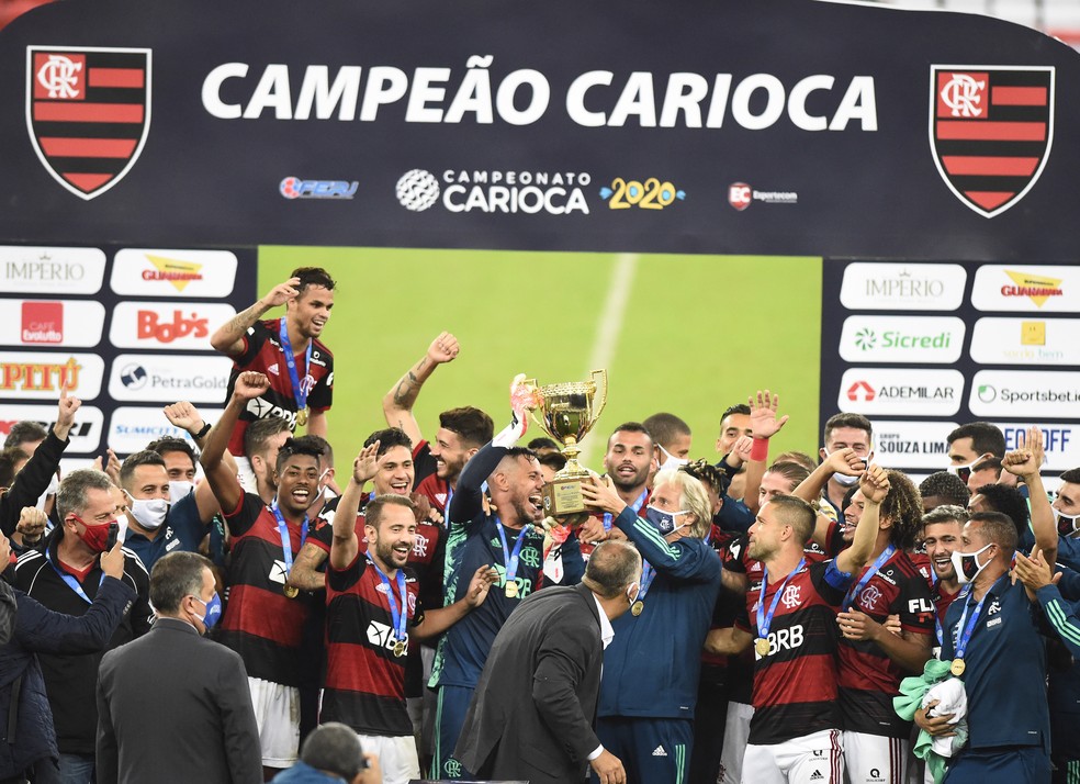 Flamengo de Jorge Jesus ergue a taça de campeão carioca de 2020 — Foto: André Durão