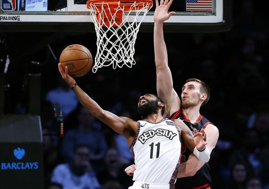 Em noite monstruosa Kyrie Irving marca 54 pontos homenageia Kobe