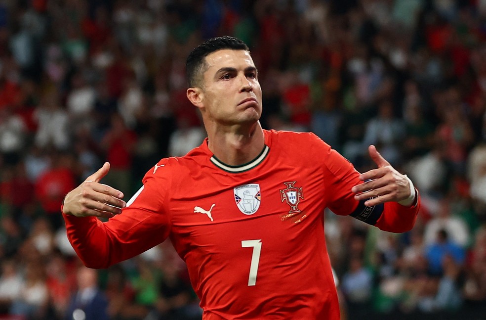 Cristiano Ronaldo comemora o gol marcado por Portugal contra a Hungria — Foto: Reuters