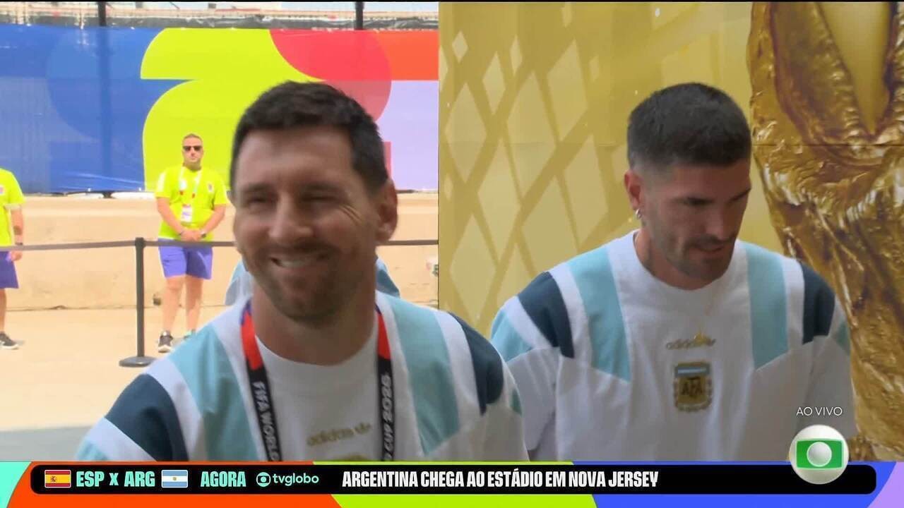 Porta do ônibus da Argentina emperra na chegada ao estádio e web reage: "Sinal que vai dar ruim"