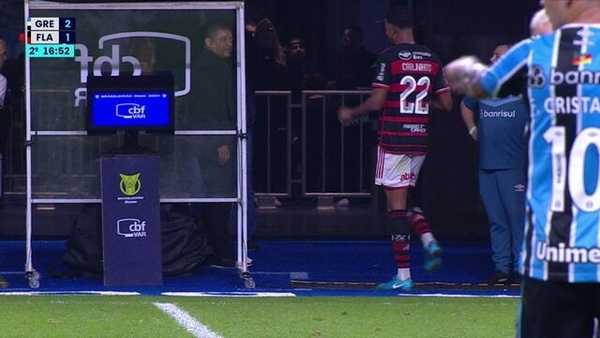 Árbitro registra soco de Carlinhos no VAR em súmula e Flamengo pode punir.
