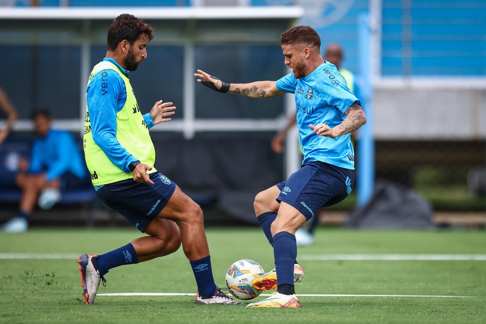 Cuéllar em treino do Grêmio — Foto: Lucas Uebel/Grêmio