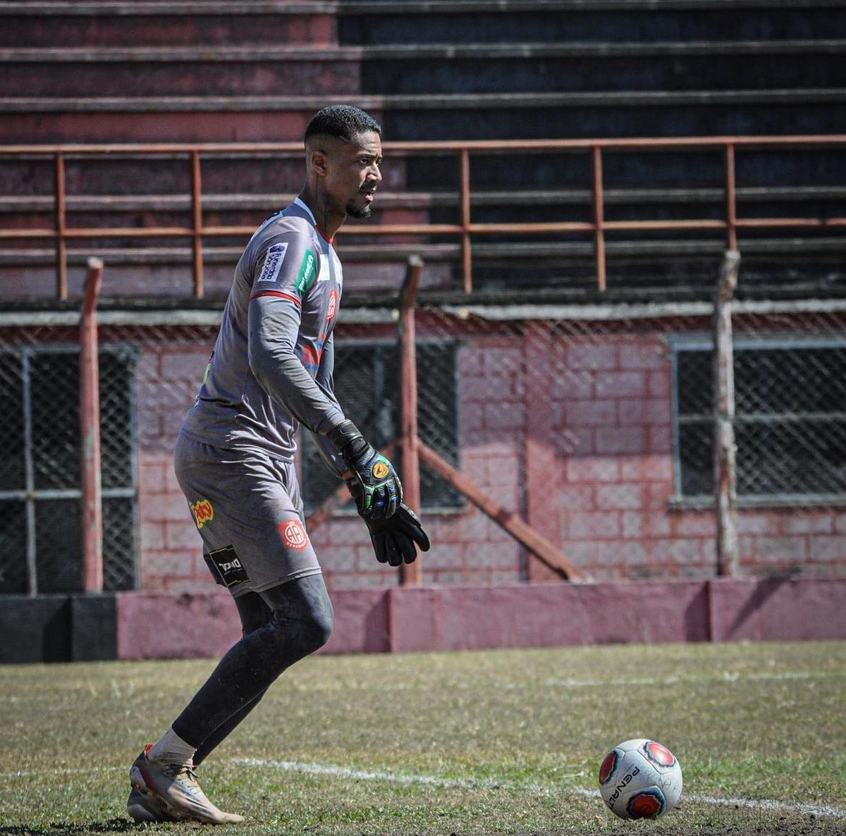 Maior do Brasil? Conheça goleiro mais alto do que Carlos Miguel