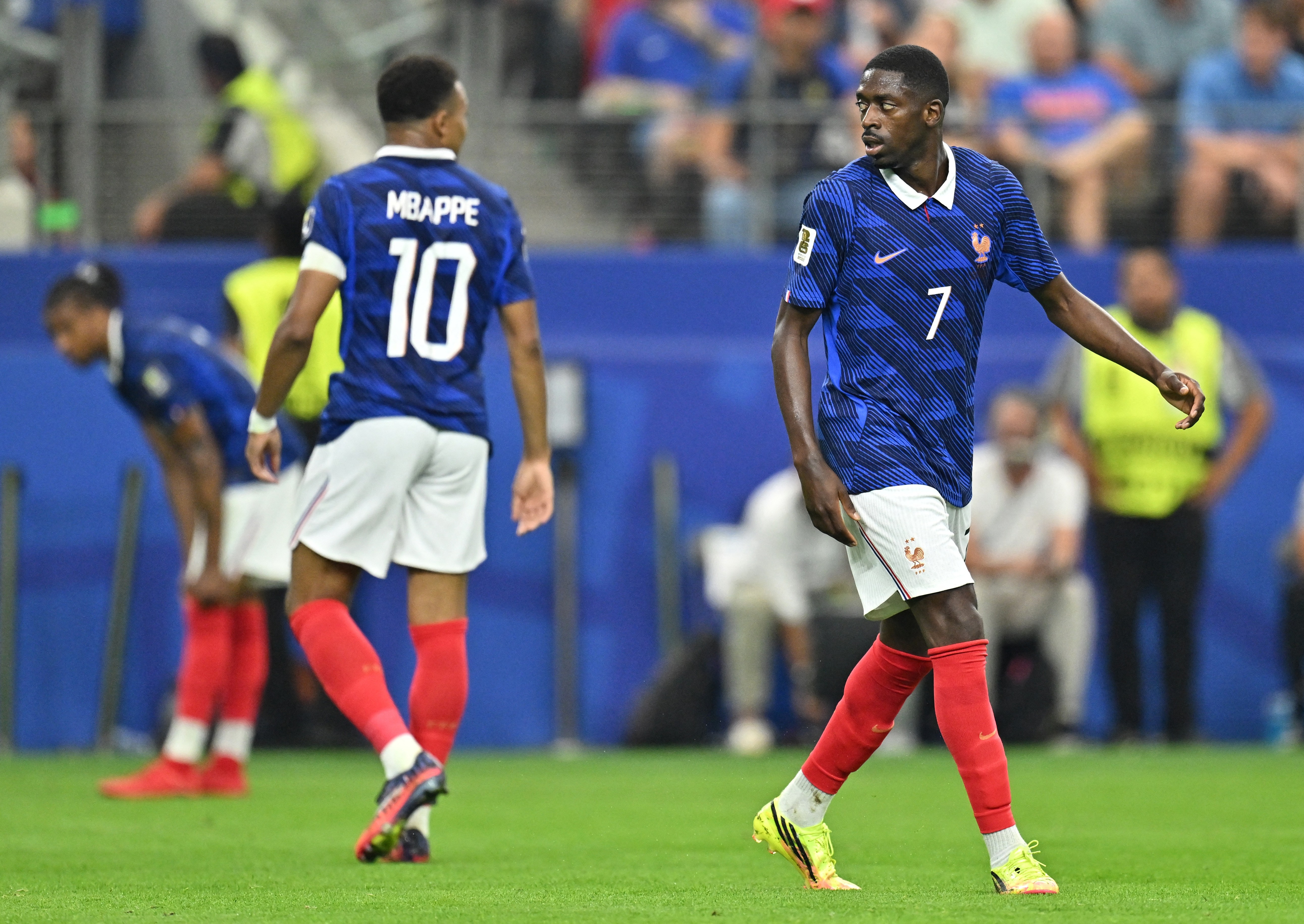 Dembélé cobra elenco no intervalo de derrota da França para a Espanha e irrita parte do grupo