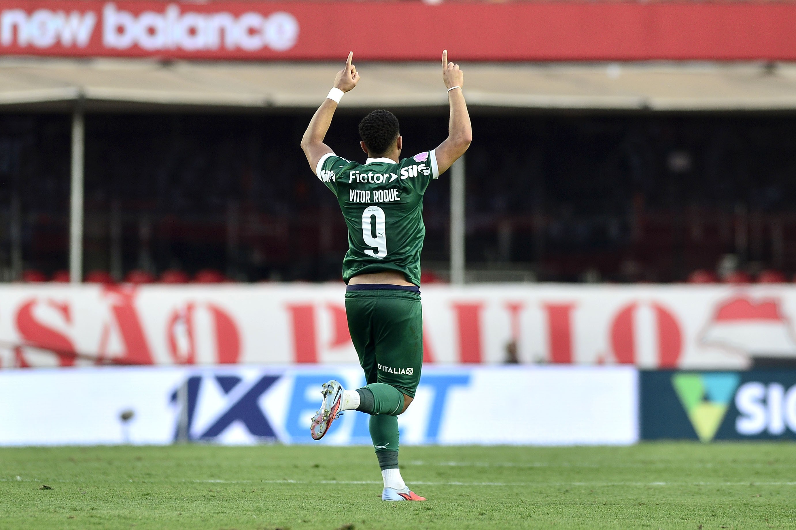 Palmeiras sofre desfalques com Vitor Roque e Emi Martínez contra o Juventude