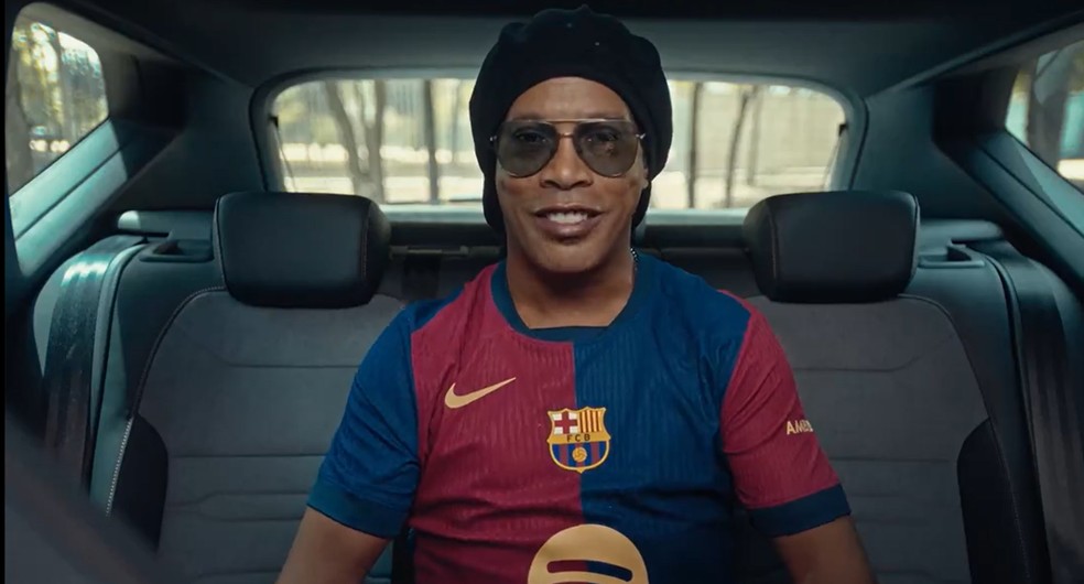 Ronaldinho com a nova camisa do Barcelona — Foto: Reprodução