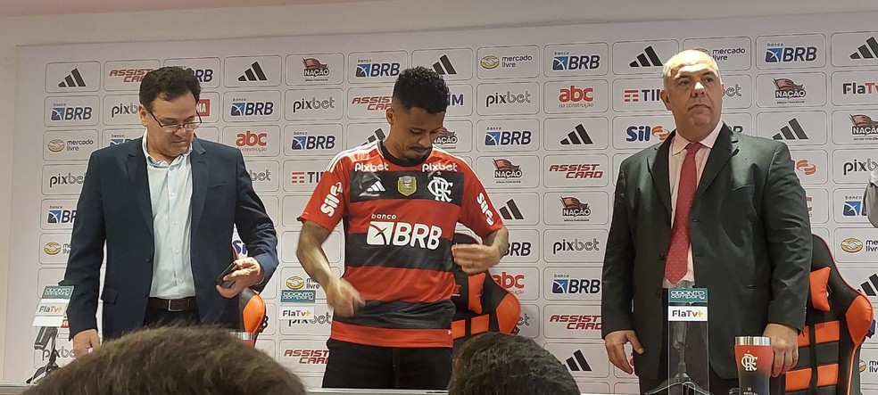 Allan veste a camisa do Flamengo — Foto: Fred Gomes / ge