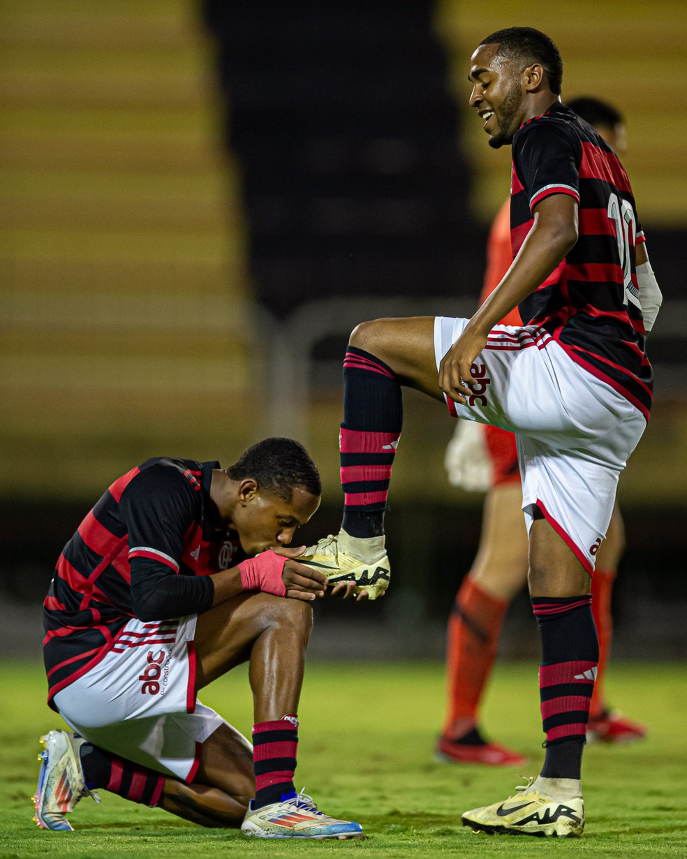 Wallace Yan beija os pés de Lorran após assistência no Flamengo Sub-20
