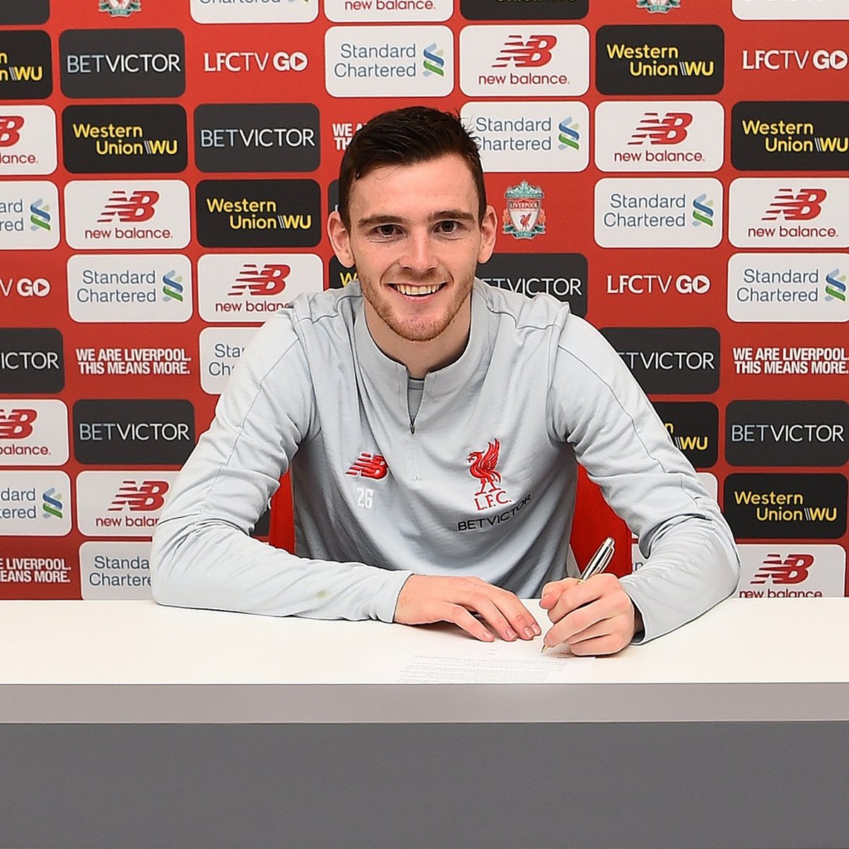 Liverpool anuncia a renovação de contrato com o lateral esquerdo