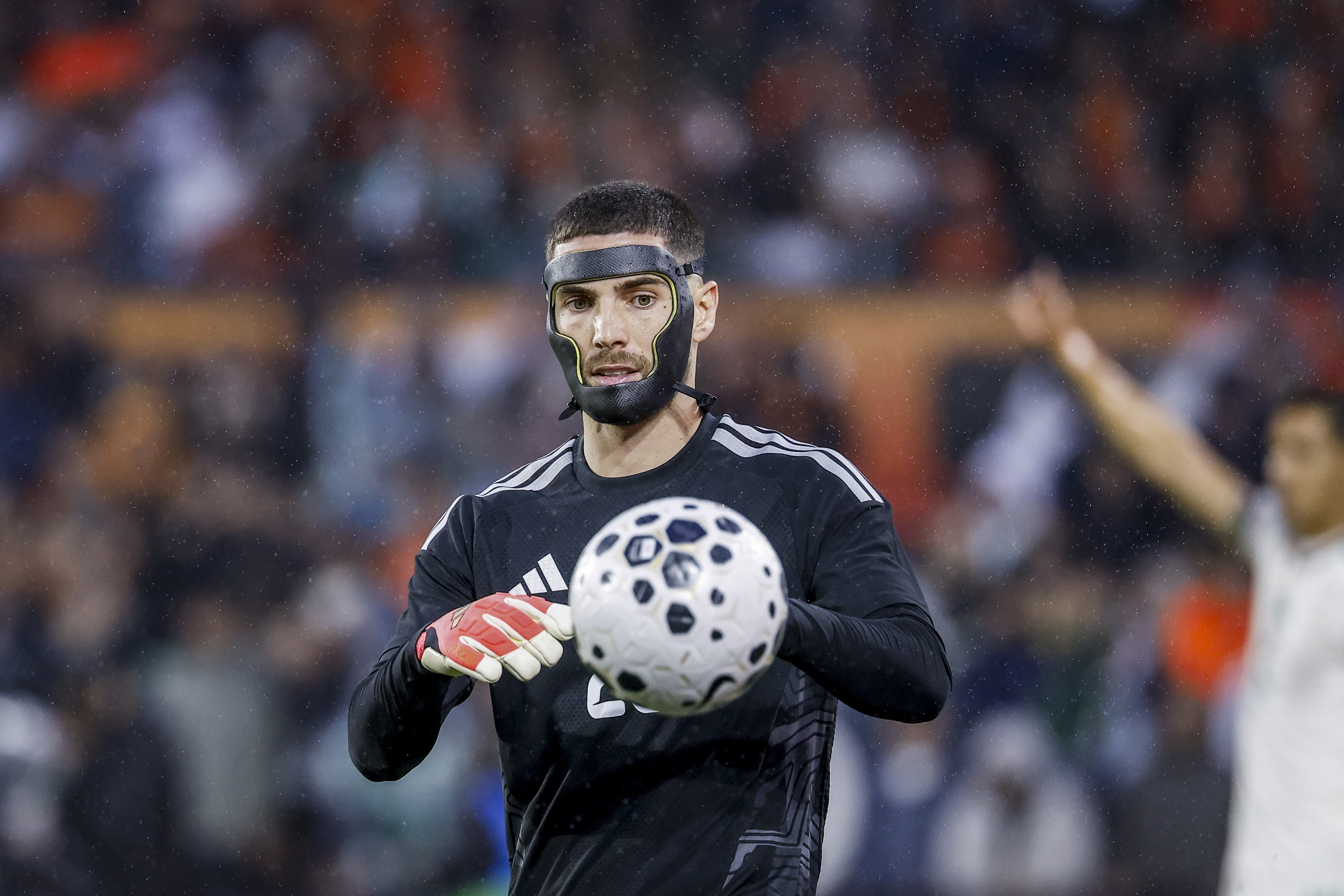 Filho de Zidane supera fratura no rosto e segue titular da Argélia antes da Copa do Mundo