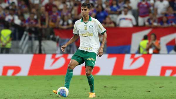 Vitor Reis recebe apoio de Luan em sua estreia no Palmeiras