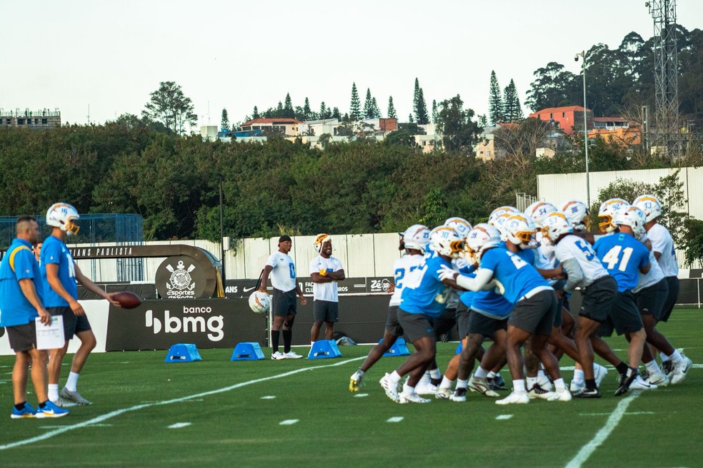 Técnico dos Chargers valoriza partida em São Paulo: "É uma honra ser selecionado este jogo"