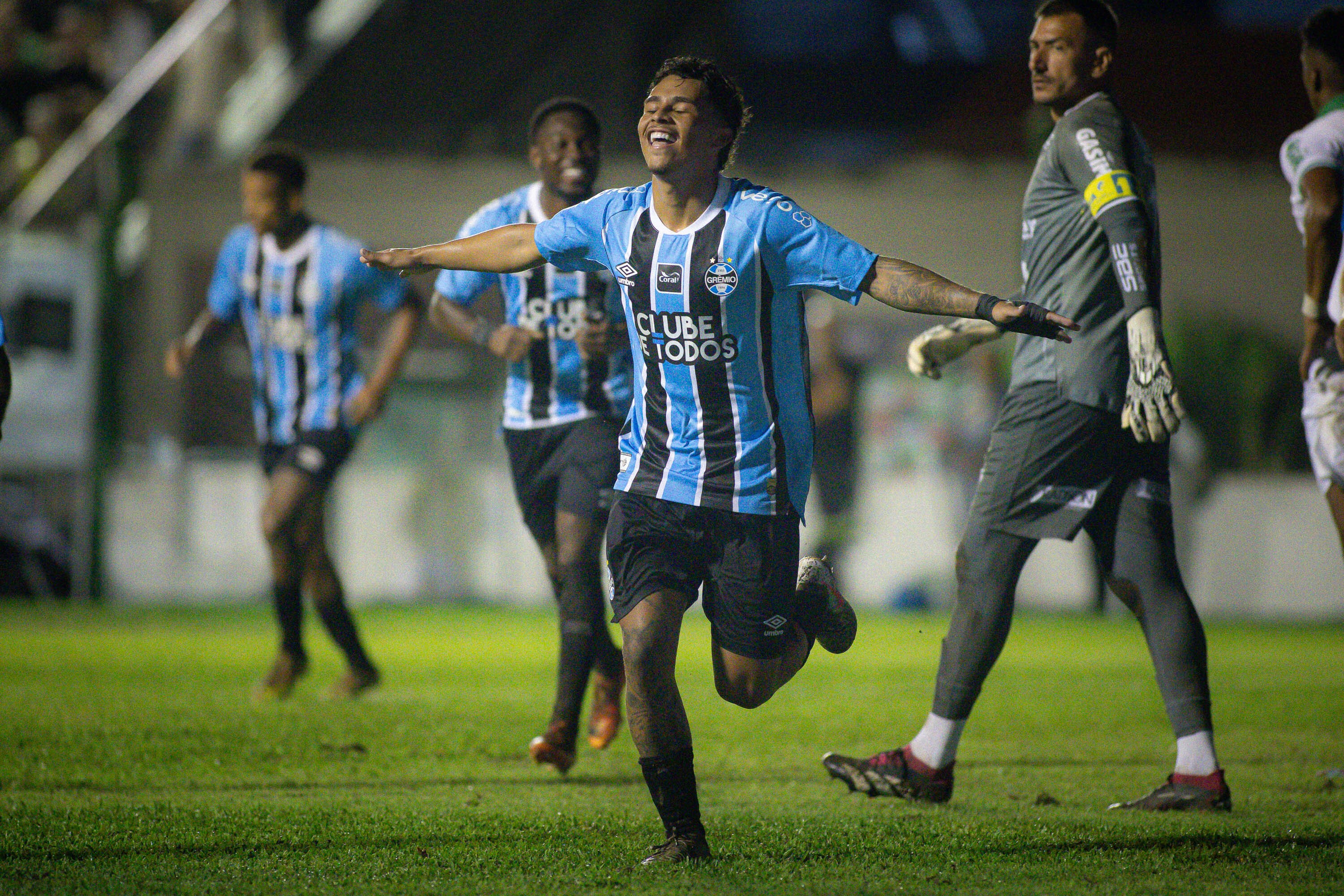 Estreante do Grêmio brilha e se destaca em estreia no Gauchão
