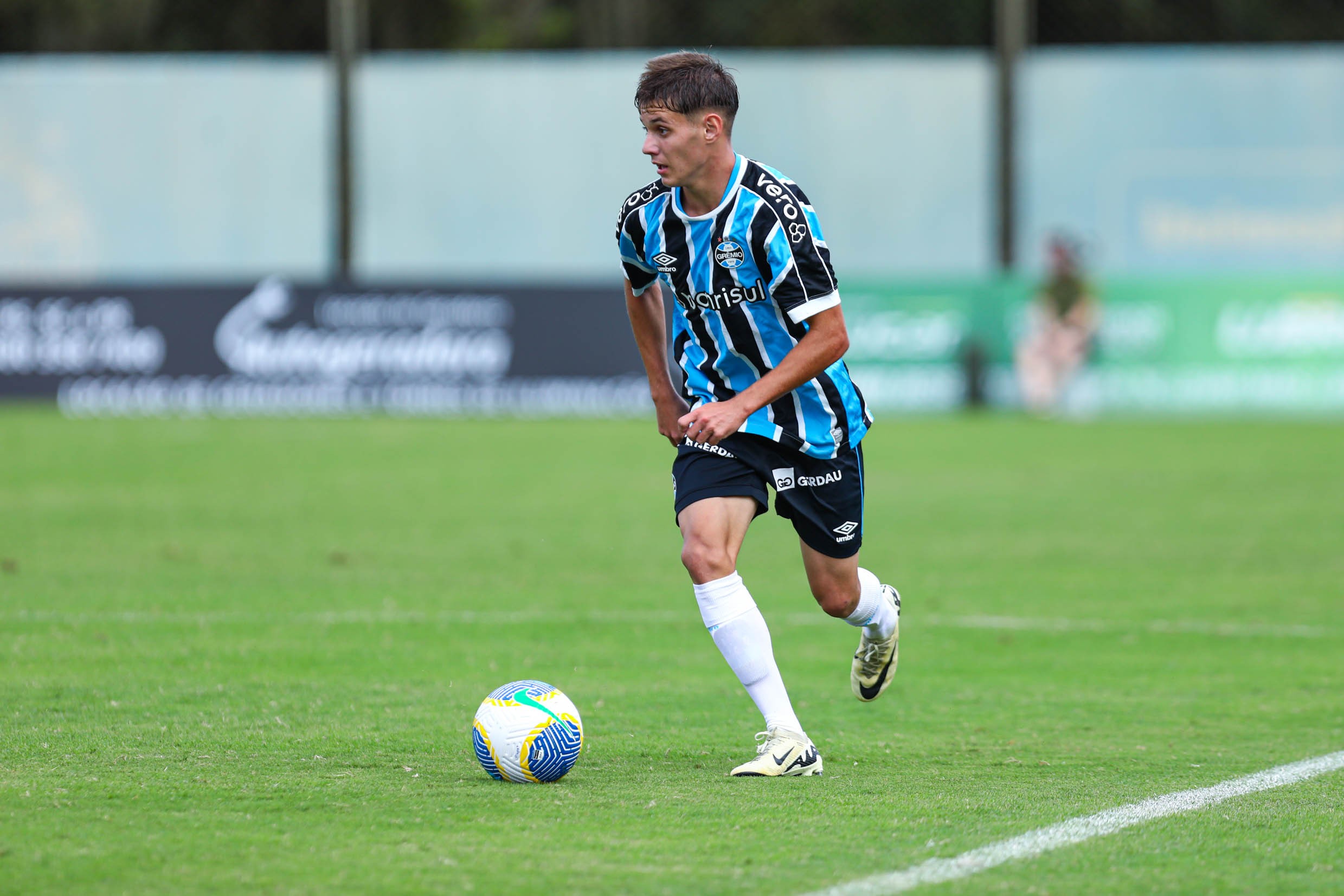 Lesão de Monsalve amplia dúvidas no meio-campo do Grêmio; veja opções | Ge
