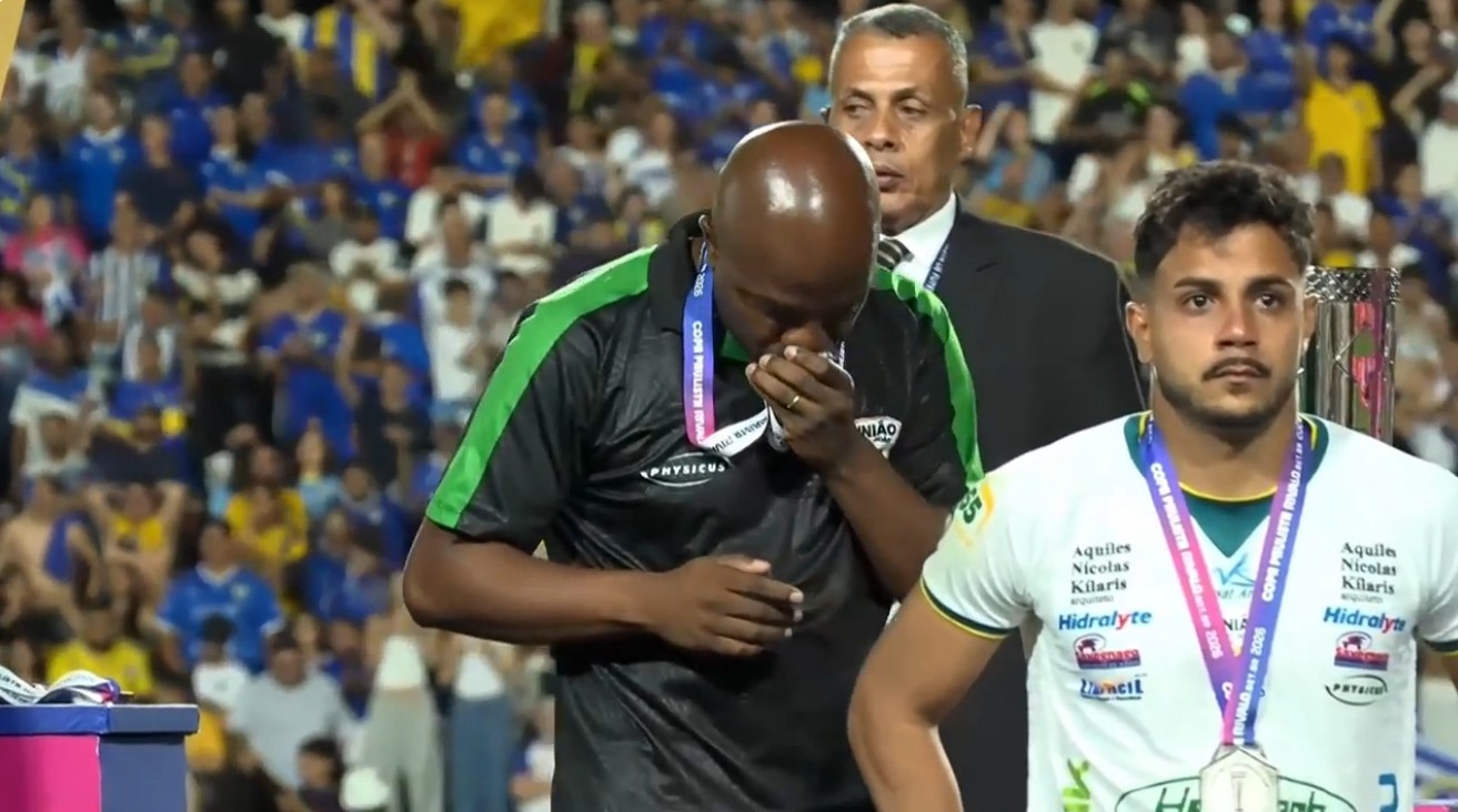 Técnico que já estagiou com Guardiola se emociona ao receber medalha de prata em SP; vídeo