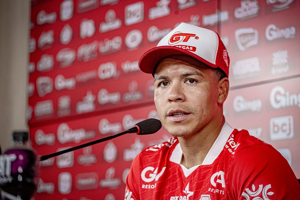 Marquinhos Gabriel é apresentado no Vila Nova — Foto: Roberto Corrêa/VNFC