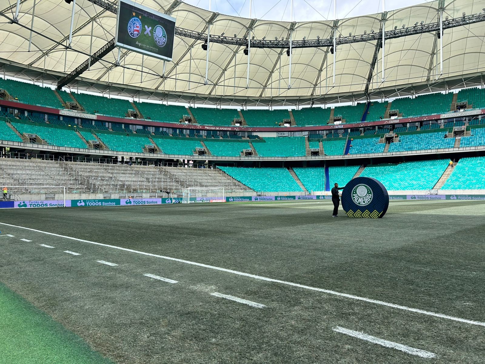 Gramado da Fonte Nova exibe coloração diferenciada antes do confronto Bahia e Palmeiras