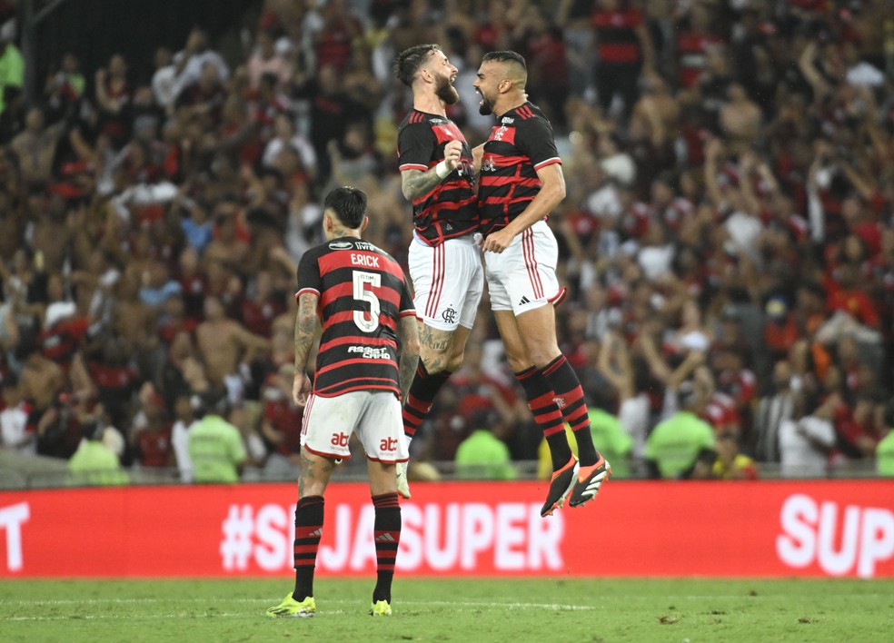 Leo Pereira e Fabrício Bruno se consolidaram na zaga rubro-negra — Foto: André Durão